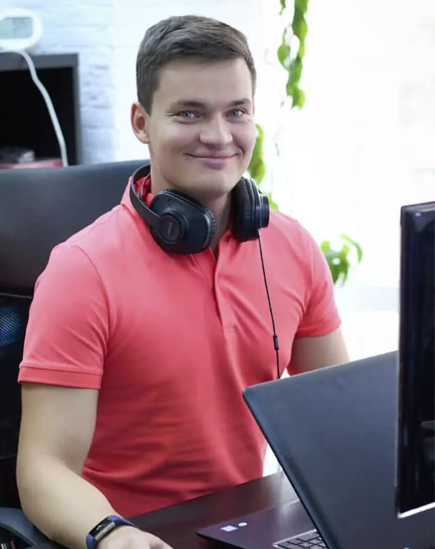 Фото гре Максим Малов улыбается