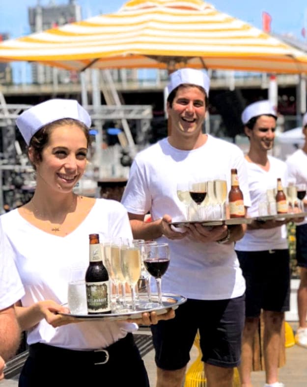 Улыбающиеся официанты Clifford фото